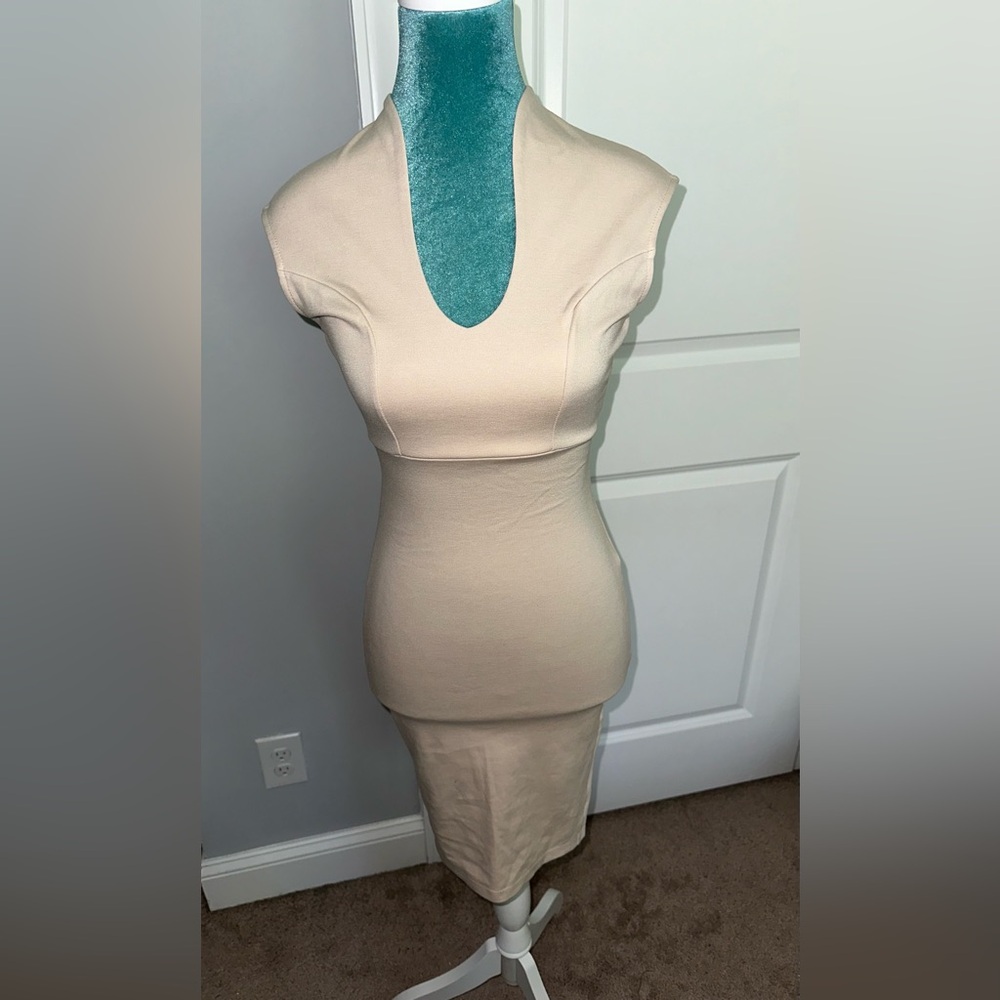 👗✨ Cream fitted dress